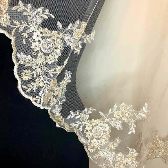 Scalloped Edge Lace Bridal Veil - Picture 11 of 16